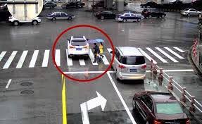 اگر وسط چهارراه چراغ قرمز شود